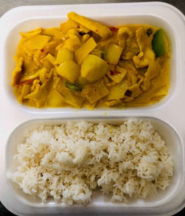 ST10. Curry Hühnerfleisch mit Knoblauch